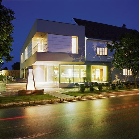 Hotel & Konditorei May Neufeld an der Leitha Exterior photo