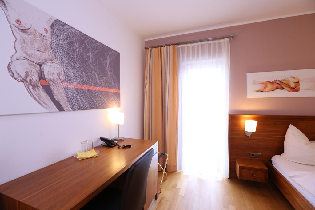 Hotel & Konditorei May Neufeld an der Leitha Room photo